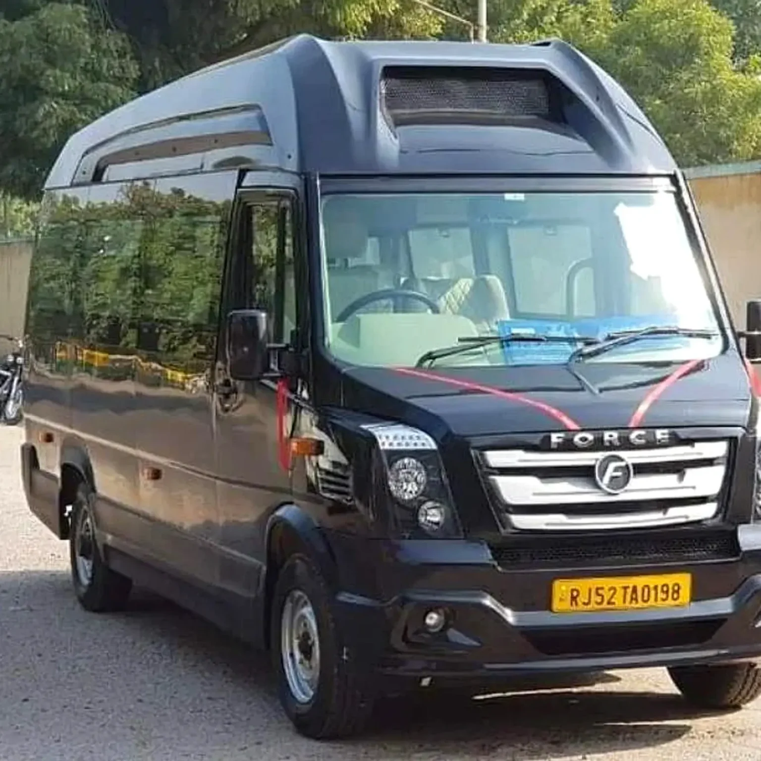 9 seater force urbania on rent in pune